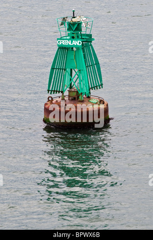 Marqueur mer bouée de navigation entre Southampton et l'île de Wight dans la Manche Banque D'Images