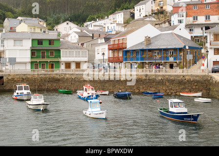 O Barqueiro village et port. Galice, Espagne. Banque D'Images