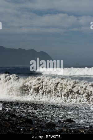 La côte nord de Madère, des ondes de tempête sur l'océan Atlantique. Banque D'Images