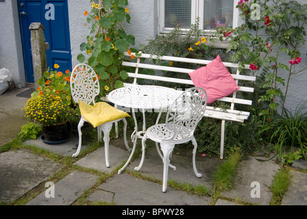 Scène de bienvenue, sweet home, banc blanc, une table et deux chaises dans la cour avant d'une maison Banque D'Images