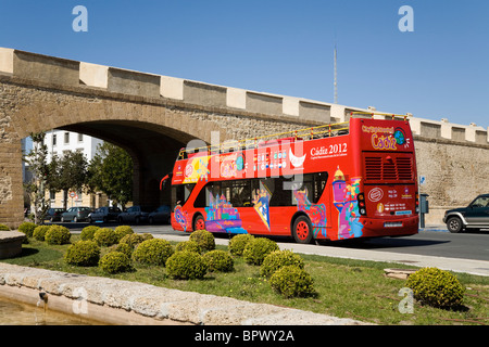 Bus touristique & bridge dans les murs / partie moderne de mur permettant nouvelle route dans la vieille ville de Cadix. Plaza Constitución. L'Espagne. Banque D'Images