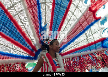 Fille en rouge, blanc et bleu Banque D'Images