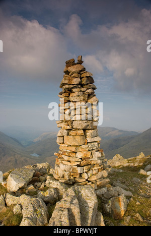 Grand cairn sur Lingmell, dans le Lake District, Cumbria, regard vers Styhead tarn. Banque D'Images