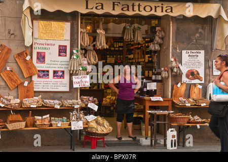 Magasin de vente de produits locaux et de salami à Castiglione del Lago, Lac Trasimène en Ombrie Italie Banque D'Images