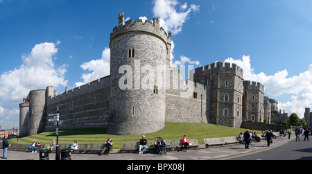 Vue panoramique sur le château de Windsor avec les touristes en premier plan Banque D'Images