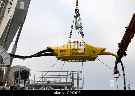 Le moyeu de l'onde de 12 tonnes est abaissée de Nordica dans l'océan Atlantique à 10 milles au large de Hayle, Cornwall. Banque D'Images