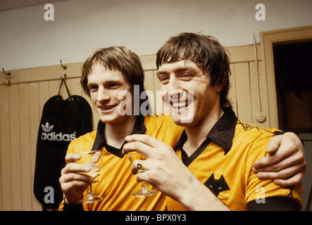 Wolverhampton Wanderers John Richards et Mel Eves célébrer leur demi-finale de Coupe de Ligue de gagner en 1980. Banque D'Images