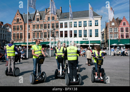 Groupe de touristes en tournée historique de Bruges sur Segway véhicules électriques en Belgique Banque D'Images