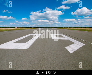 La piste de l'aéroport désaffecté à new city public Tempelhofer Park sur le site de l'ancien aéroport de Tempelhof célèbre à Berlin Allemagne Banque D'Images