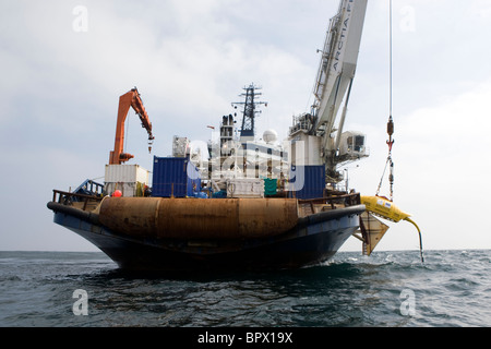 Le moyeu de l'onde de 12 tonnes est abaissée de Nordica dans l'océan Atlantique à 10 milles au large de Hayle, Cornwall. Banque D'Images