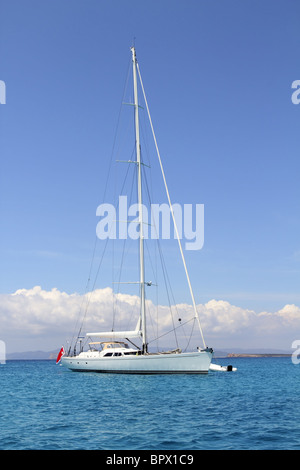 Ancré voilier Formentera Illetes turquoise îles Baléares Espagne Banque D'Images
