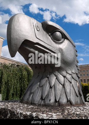 Statue de Eagle à l'historique et l'Aéroport de Tempelhof fermé maintenant à Berlin Allemagne Banque D'Images