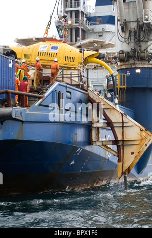 Le moyeu de l'onde de 12 tonnes est abaissée de Nordica dans l'océan Atlantique à 10 milles au large de Hayle, Cornwall. Banque D'Images