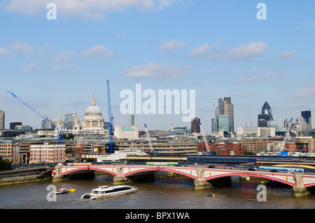 Avis de Blackfriars Bridge et sur les toits de la ville de l'Oxo Tower, London, England, UK Banque D'Images