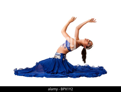 Moyen-orientale libanaise égyptienne israélienne ventre danseuse interprète dans jupe bleue et soutien-gorge avec des bras dans l'air assis. Banque D'Images