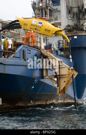 Le moyeu de l'onde de 12 tonnes est abaissée de Nordica dans l'océan Atlantique à 10 milles au large de Hayle, Cornwall. Banque D'Images