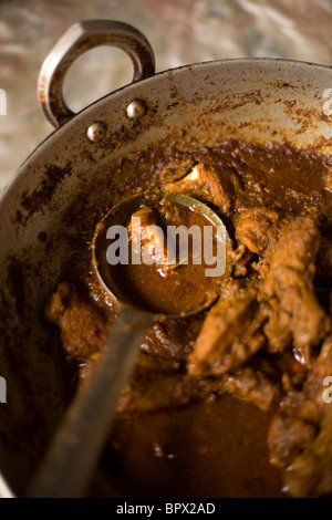 Un plat de poulet Karhai dans un plat sur une table de cuisine à New Delhi, Inde Banque D'Images