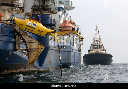 Le moyeu de l'onde de 12 tonnes est abaissée de Nordica dans l'océan Atlantique à 10 milles au large de Hayle, Cornwall. Banque D'Images