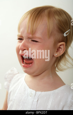 Pleurer enfant de deux ans. Banque D'Images