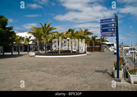 Le port de Puerto Calero dh Puerto Calero Lanzarote promenade du front de mer front de mer et la sculpture d'orientation Banque D'Images