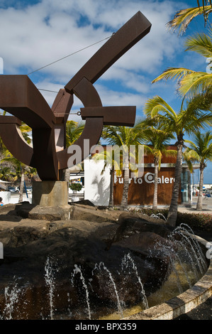 Dh Puerto Calero Lanzarote Puerto Calero port de plaisance bord de l'eau sculpture-fontaine Banque D'Images