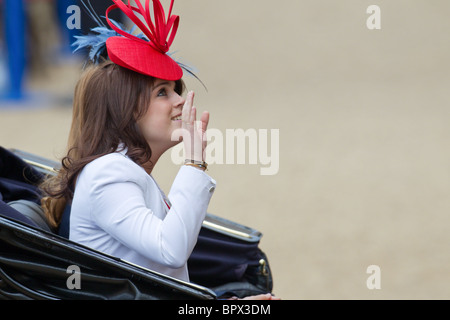 Princesses Eugenie et Beatrice d'York sur leur façon de Horse Guards Building. 'La couleur' 2010 Parade Banque D'Images