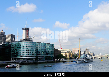 More London Riverside, HMS Belfast et le gratte-ciel d'échardes de Tower Bridge, London, England, UK Banque D'Images