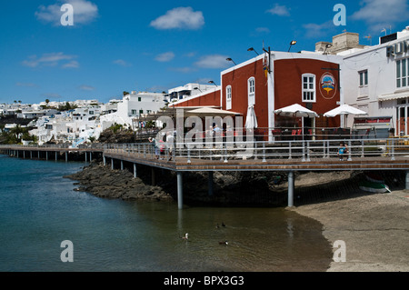 Dh du port de Puerto del Carmen PUERTO DEL CARMEN LANZAROTE Walkway promenade du bord de mer restaurant cafe Banque D'Images