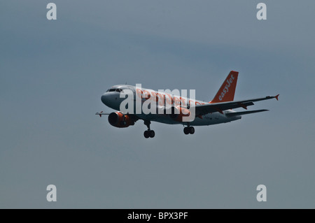 Avion AIR UK DH EasyJet Airbus A319-111 avion en vol Banque D'Images