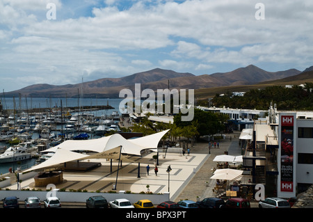 Dh Puerto Calero Harbour Marina Puerto Calero Lanzarote Complexe commercial waterfront vue front de mer Banque D'Images