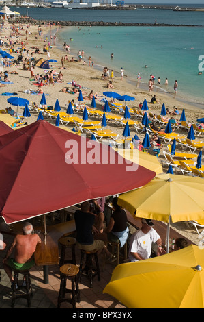 Dh Beach Playa Dorada LANZAROTE Touristes et baigneurs plage près de Playa Blanca resort Banque D'Images