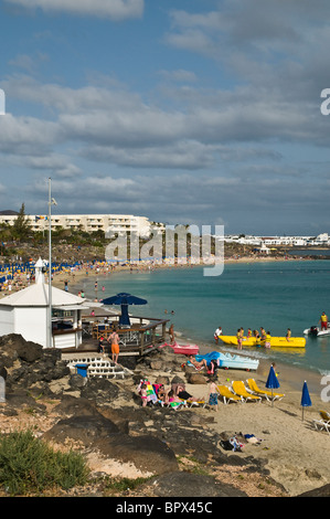 Dh Beach Playa Dorada LANZAROTE Touristes et baigneurs plage près de Playa Blanca resort Banque D'Images