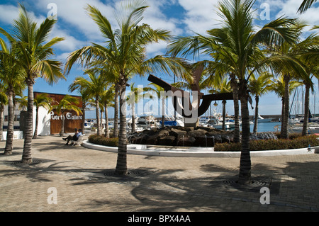 Dh le port de Puerto Calero Lanzarote Puerto Calero Marina waterfront sculpture-fontaine Banque D'Images