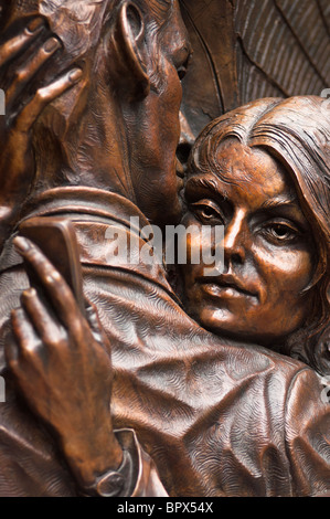 Close up detail de 'lieu de rencontre', une statue de bronze de 30 pieds, la gare de St Pancras, Londres Banque D'Images