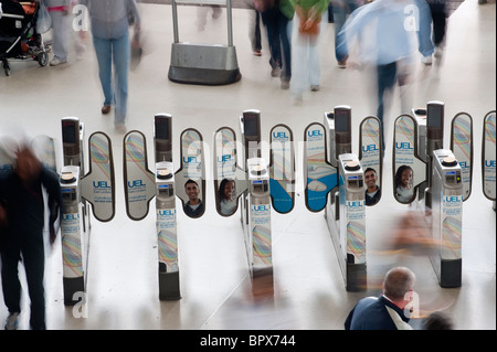 Les obstacles à un ticket station sur le réseau du métro de Londres, Angleterre. Banque D'Images