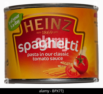 Cut-out d'une petite boîte de pâtes spaghetti Heinz à la sauce tomate. Banque D'Images