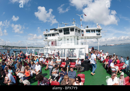 Les passagers sur le pont d'un traversier de l'île de Wight navigation sur le Solent. Banque D'Images