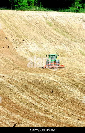 Champ de labour tracteur sur les collines du Surrey, Angleterre Banque D'Images