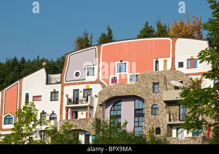 Close-up de façade de Steinhaus (maison en pierre), Bad Blumau Hot Springs Hôtel Village conçu par Hundertwasser, Styrie, Autriche Banque D'Images