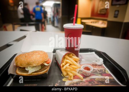 Un Burger King happy meal est vu dans un Whopper Bar dans le centre de Manhattan à New York Banque D'Images