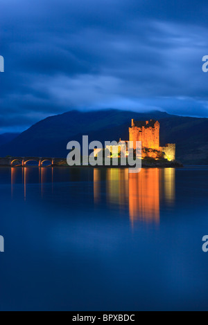 Le Château d'Eilean Donan célèbre à l'heure bleue après le coucher du soleil, de l'Écosse Banque D'Images