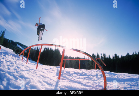 Snowboarder dans parc acrobatique Banque D'Images