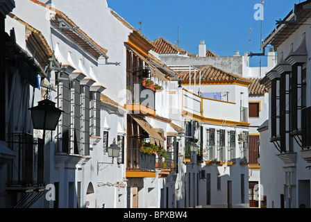 Maisons de ville avec fenêtre en fer forgé, des barbecues et d'un balcon, Écija, Province de Séville, Andalousie, Espagne, Europe de l'Ouest. Banque D'Images