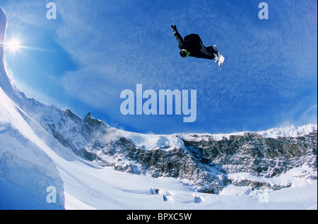 Snowboarder dans parc acrobatique inversée Banque D'Images