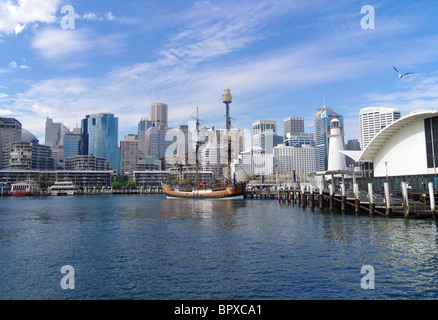 Une vue sur Darling Harbour et la réplique s'efforcer en face de la National Maritime Museum de Sydney, Australie Banque D'Images