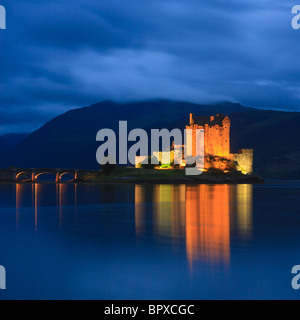 Le Château d'Eilean Donan célèbre à l'heure bleue après le coucher du soleil, de l'Écosse Banque D'Images