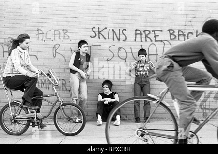 Enfants Adolescents traîner autour de Sutton Hill Telford Shropshire en septembre 1978 PHOTO PAR DAVID BAGNALL Banque D'Images