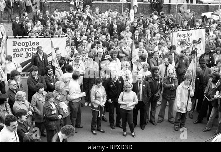 Écouter les marcheurs ont pris la parole lors de la Marche pour les peuples autochtones des emplois à Wolverhampton Bilston 20/5/83 Banque D'Images