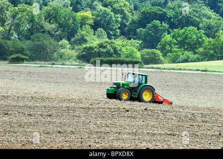 Champ de labour tracteur sur les collines du Surrey, Angleterre Banque D'Images