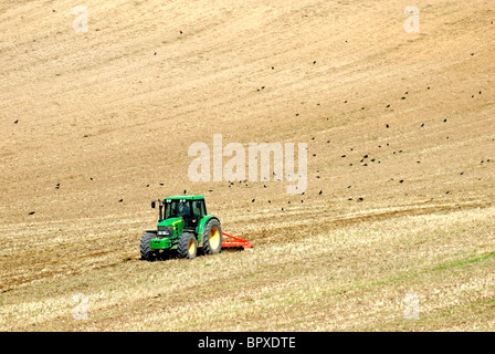 Champ de labour tracteur sur les collines du Surrey, Angleterre Banque D'Images